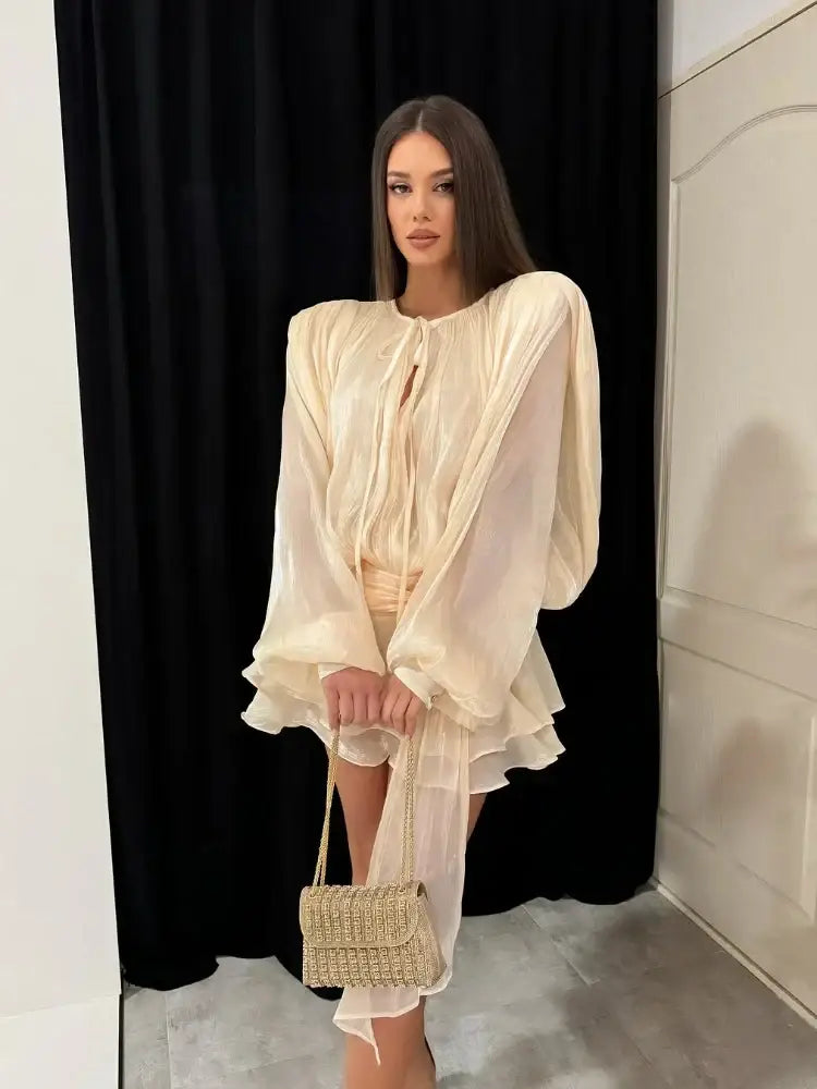 Vestido Curto com Saia de Babados Assimétrico Suelen Vestido Curto com Saia de Babados Assimétrico Suelen