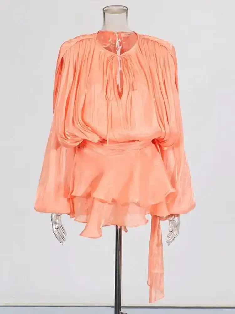 Vestido Curto com Saia de Babados Assimétrico Suelen Coral / P Vestido Curto com Saia de Babados Assimétrico Suelen